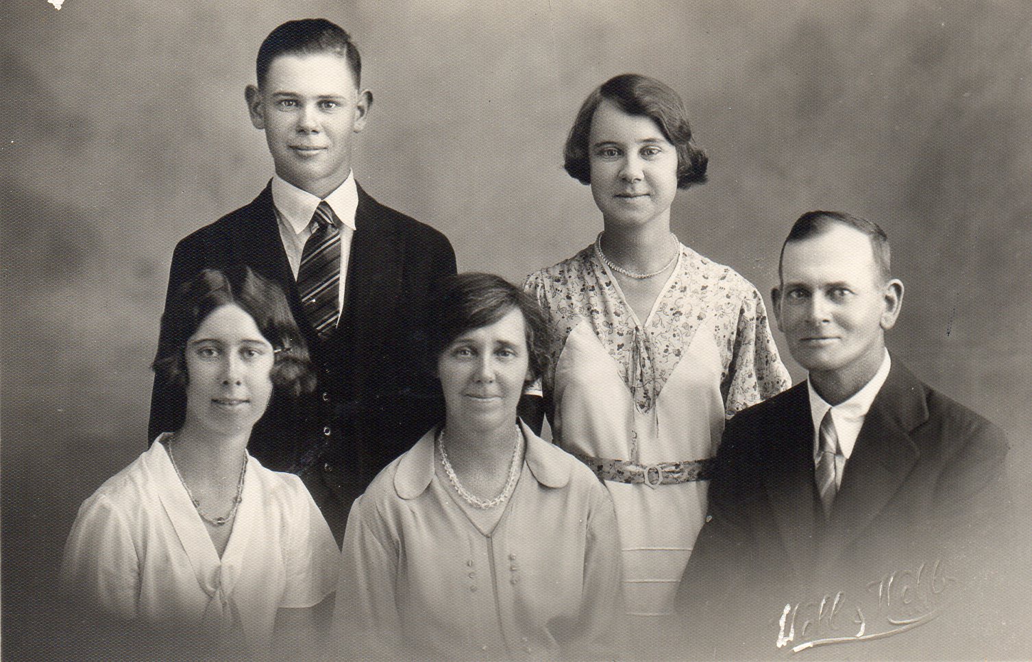Photo of photos/Charles McLennan bn 1888 family grp